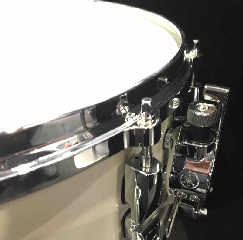 Yamaha Absolute Hybrid Maple Snare Polar White