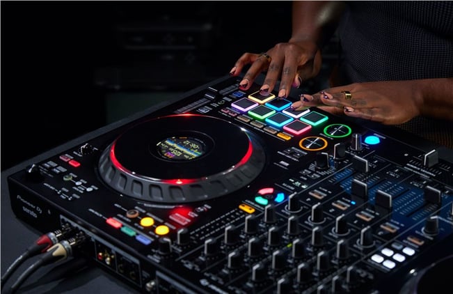 Pioneer DJ the 4- channel controller DDJ - FLX10 for rekordbox and Serato DJ  Pro